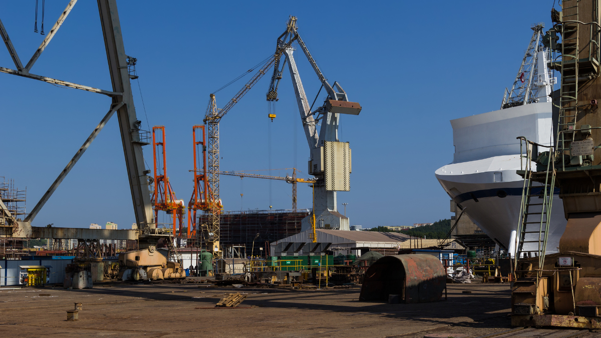 Widok na nabrzeże kontenerowe portu w Gdyni z załadunkiem kontenerów na statki