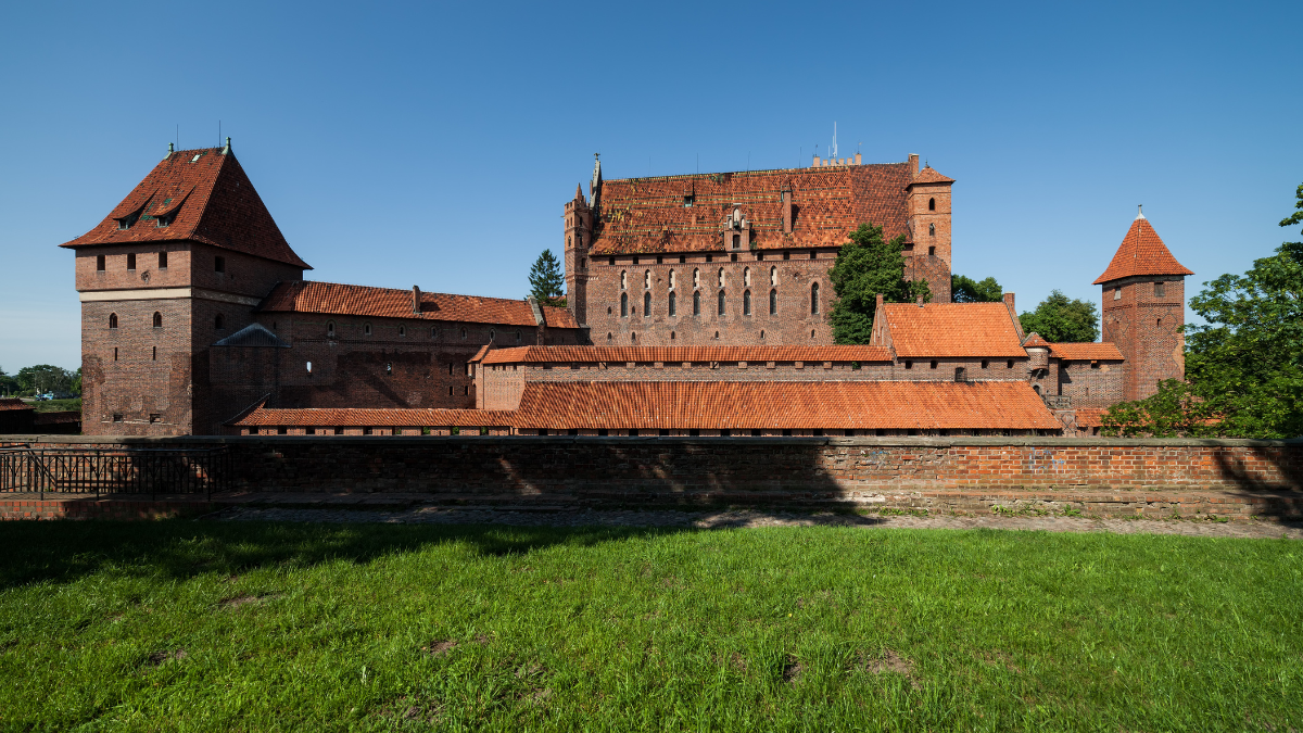 Widok na zamek w Malborku, największy gotycki zamek na świecie, który jest jednym z najważniejszych zabytków województwa pomorskiego.